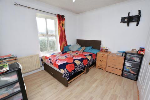 2 bedroom flat for sale, Kennet Square, Mitcham CR4