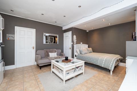 1 Antrobus Close, Sutton, SM1 2EL