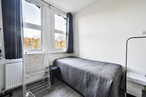 Studio to rent, Talgarth Road, Barons Court, London, W14