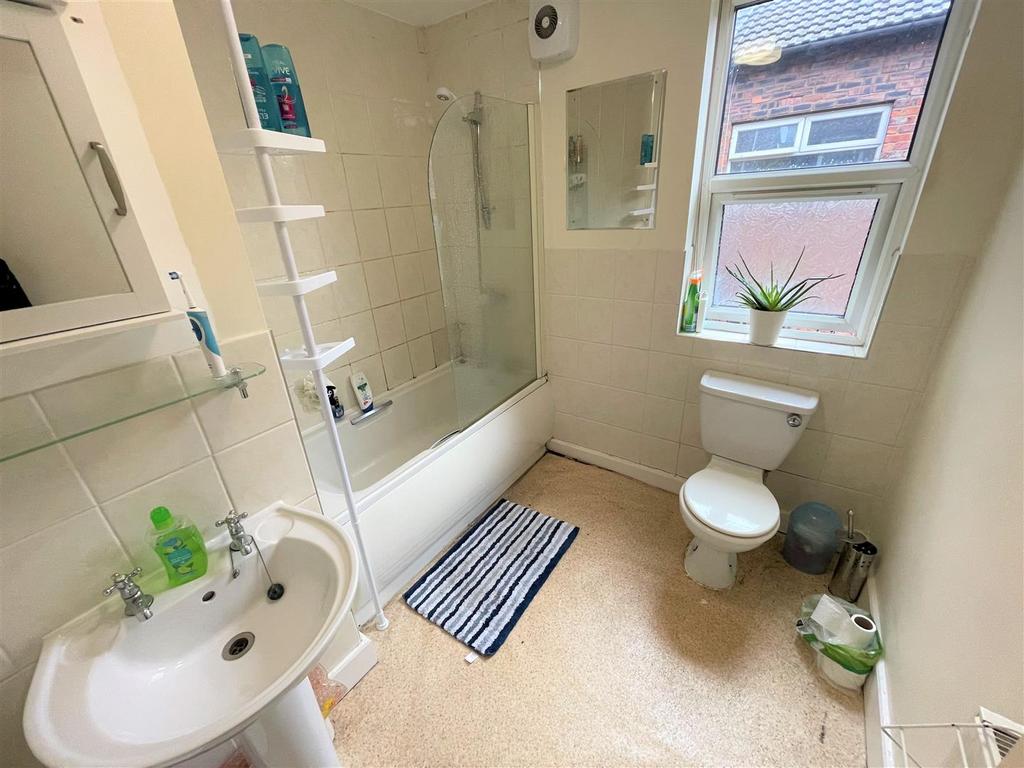 1st Floor Bathroom