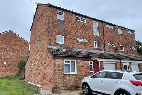 Studio to rent, Meadow Way, Leighton Buzzard.