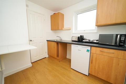 Studio to rent, Meadow Way, Leighton Buzzard.