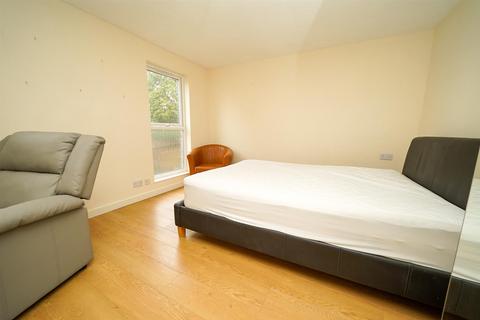 Studio to rent, Meadow Way, Leighton Buzzard.