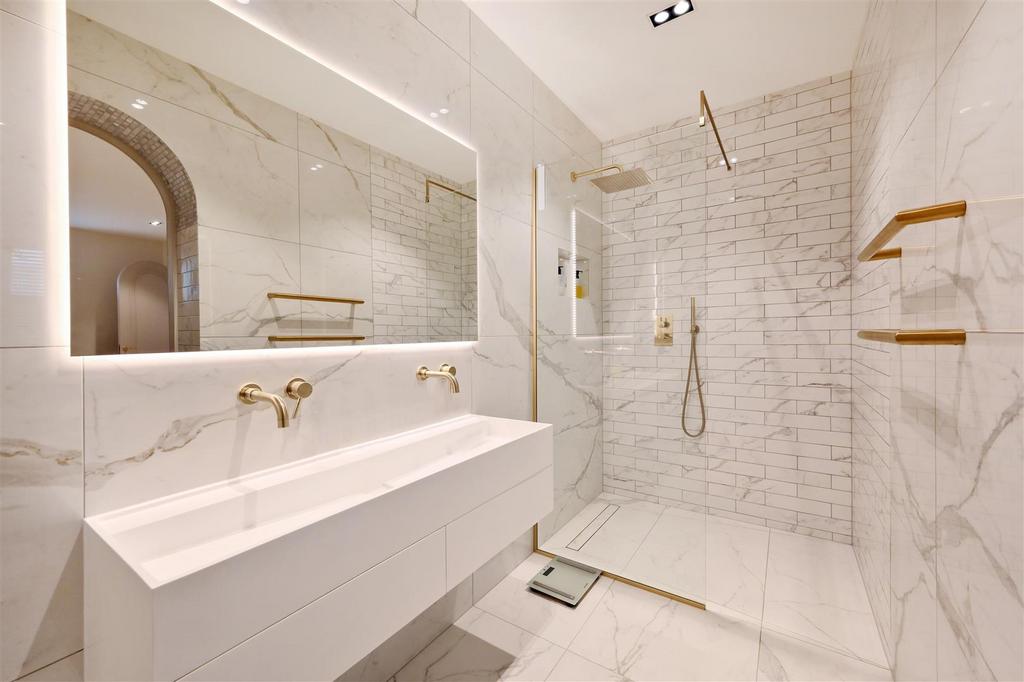 Principle Ensuite Bathroom