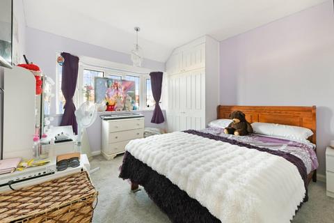 1 The Hawthorns, Epsom, KT17 2QA