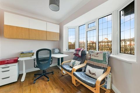 1 The Hawthorns, Epsom, KT17 2QA