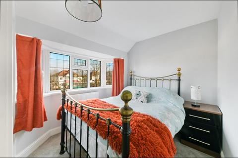 1 The Hawthorns, Epsom, KT17 2QA
