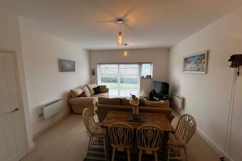 2 bedroom flat to rent, Bayview, Machynys