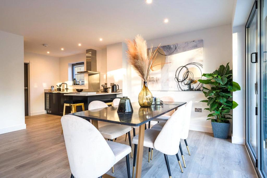 4 Bed Dining