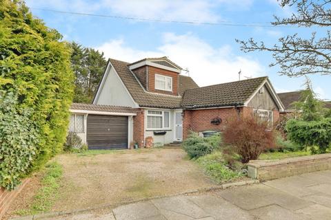 4 bedroom detached bungalow for sale, Pinewood Avenue, Leigh-on-sea, SS9