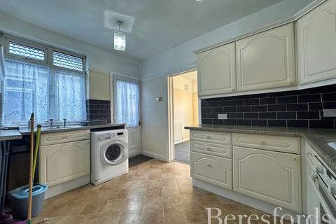 3 bedroom bungalow for sale, Alma Avenue, Hornchurch, RM12