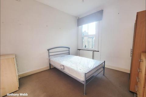 2 bedroom flat to rent, Osborne Road, Palmers Green, London N13