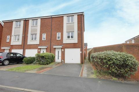 3 bedroom townhouse for sale, Constable Way, Brough