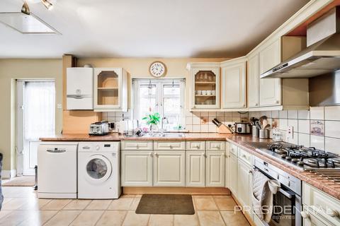 6 bedroom semi-detached house for sale, Ilford IG1