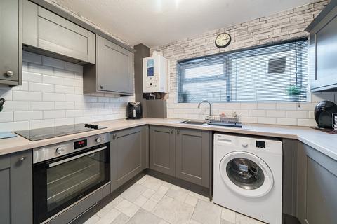 2 bedroom flat for sale, Moorland Close, Moortown, Leeds, LS17