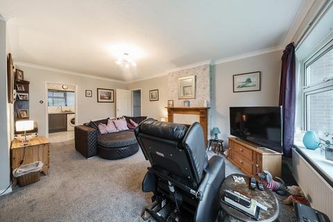 2 bedroom flat for sale, Moorland Close, Moortown, Leeds, LS17