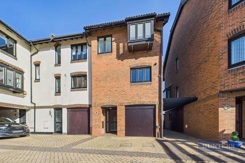 3 bedroom house for sale, Calshot Court, Ocean Village, SO14
