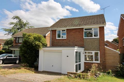 3 bedroom detached house to rent, Hazelwood Road, Horsham RH13