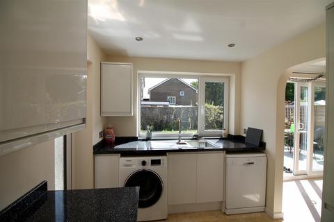 3 bedroom detached house to rent, Hazelwood Road, Horsham RH13