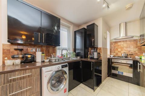 2 bedroom flat for sale, Cotswold Gardens, London