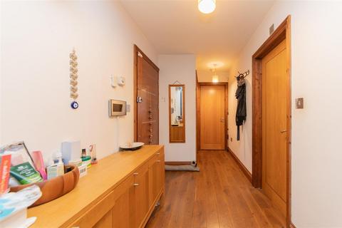 2 bedroom flat for sale, Cotswold Gardens, London