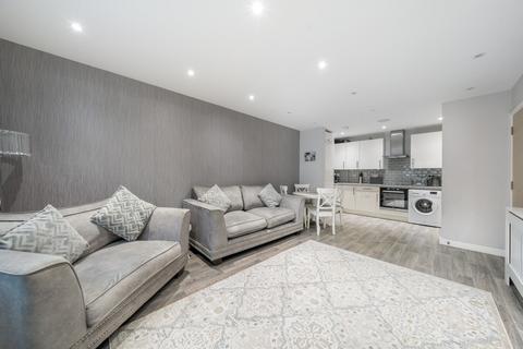 2 bedroom flat for sale, Perendale Drive, Shepperton, TW17