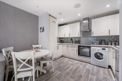 2 bedroom flat for sale, Perendale Drive, Shepperton, TW17