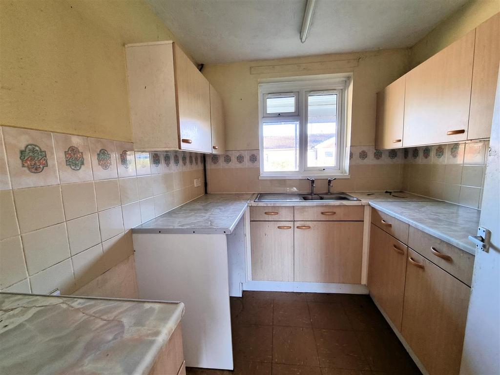 4 Tile Court - Kitchen.jpg