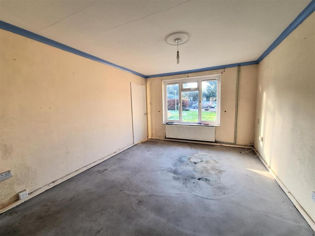 4 Tile Court - Lounge.jpg