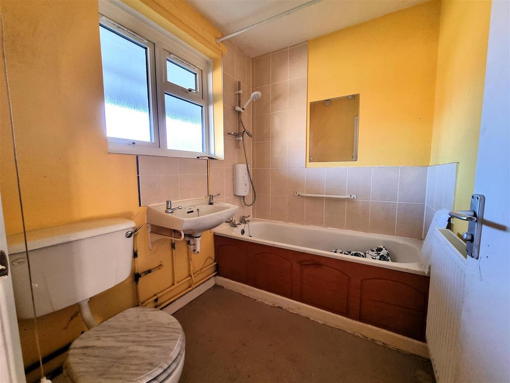4 Tile Court - Bathroom.jpg