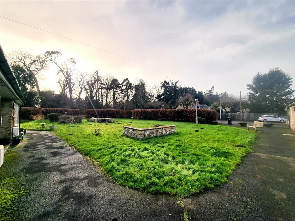 4 Tile Court - Front Garden.jpg