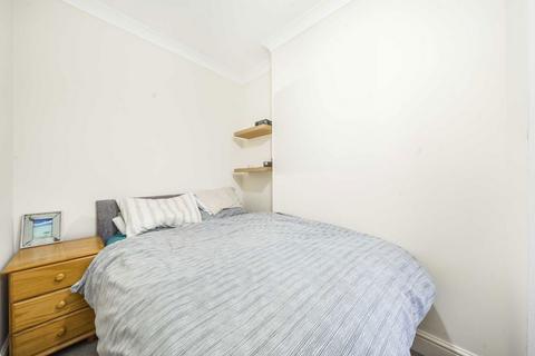 2 bedroom flat to rent, Chantrey Road, London SW9