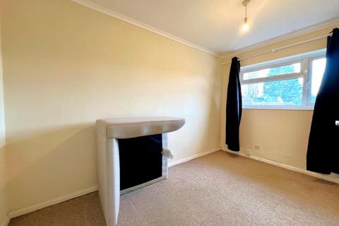 2 bedroom maisonette to rent, Gosden Road, Woking GU24