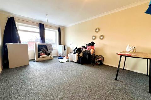 2 bedroom maisonette to rent, Gosden Road, Woking GU24