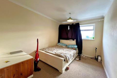 2 bedroom maisonette to rent, Gosden Road, Woking GU24