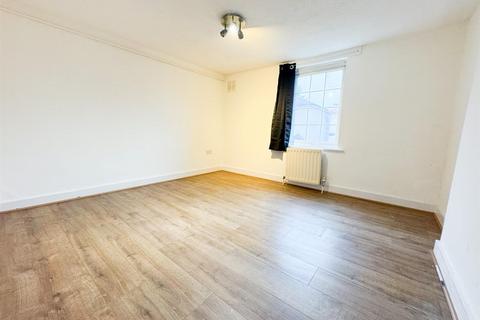 2 bedroom terraced house to rent, Cross Road, Croydon