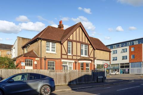 2 bedroom apartment to rent, Walton Road, West Molesey KT8