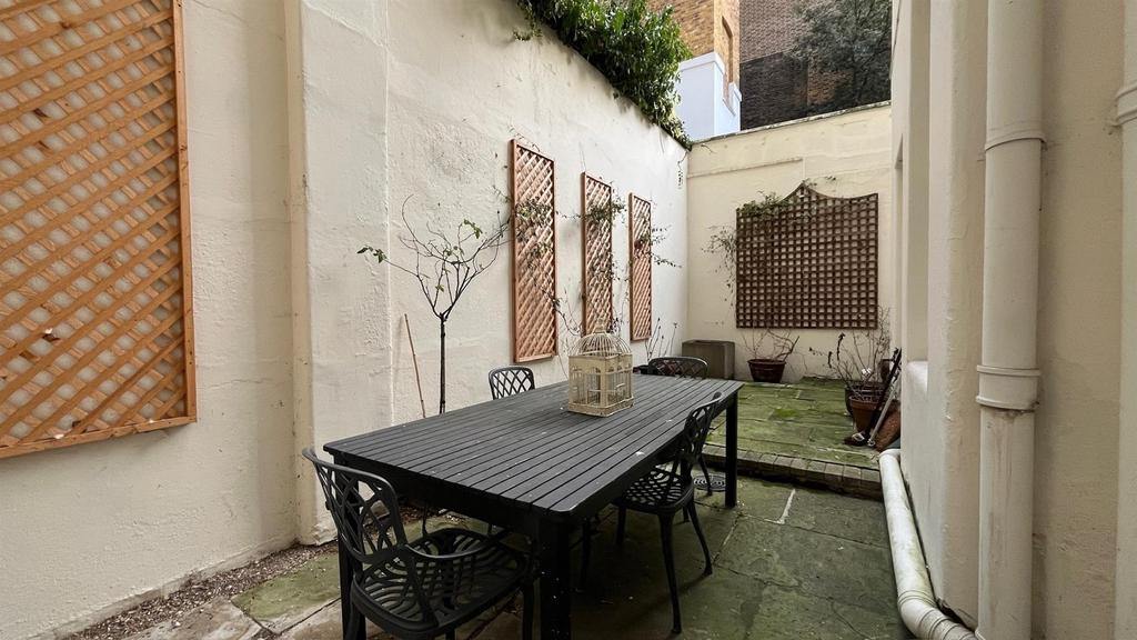 Flat 1 167 CRMaincourtyard.jpg