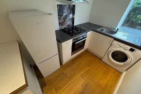 1 bedroom flat to rent, Latchmere Close, Richmond, TW10