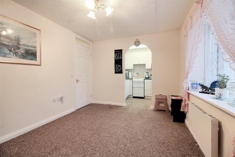 1 bedroom flat for sale, Churchill Court, Aylesbury