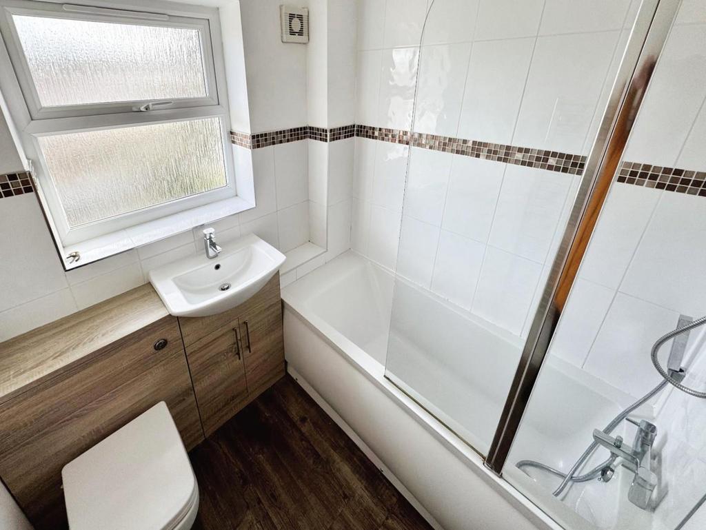 5279b0ec-bathroom.jpg