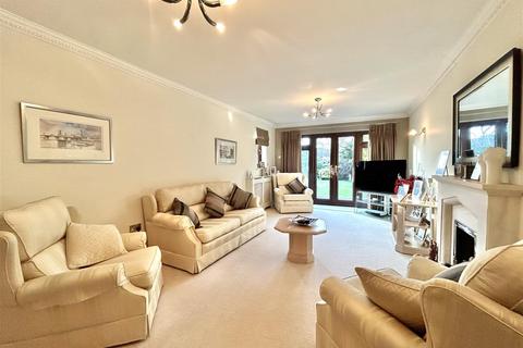 4 bedroom detached house for sale, Picketts Avenue, Leigh-On-Sea