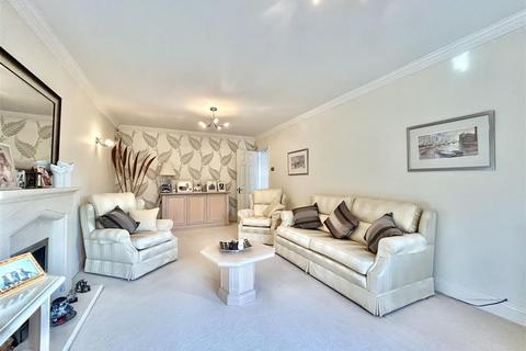 4 bedroom detached house for sale, Picketts Avenue, Leigh-On-Sea