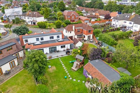 4 bedroom detached house for sale, Hornchurch, Greater London, RM11