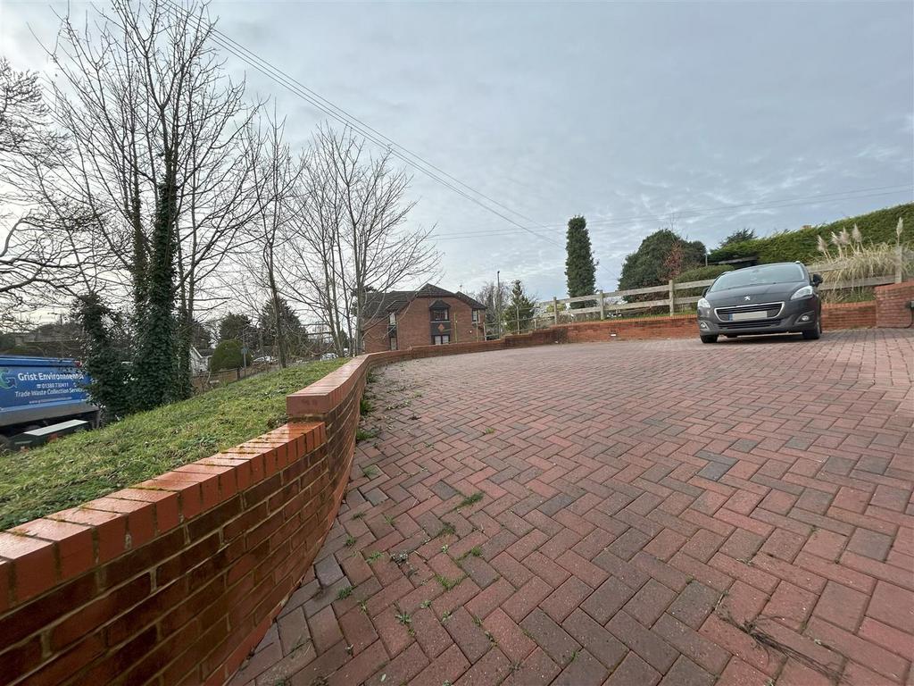 5 Station Road - Parking Space.jpg