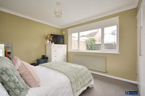 2 bedroom bungalow for sale, Thorncroft, Hornchurch, RM11