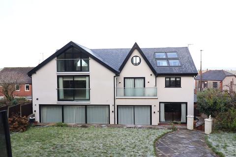 4 bedroom detached house to rent, Lammack Road, Blackburn, BB1