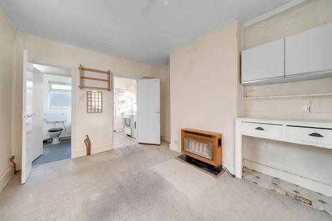 1 bedroom flat for sale, Eastbury Grove, London W4