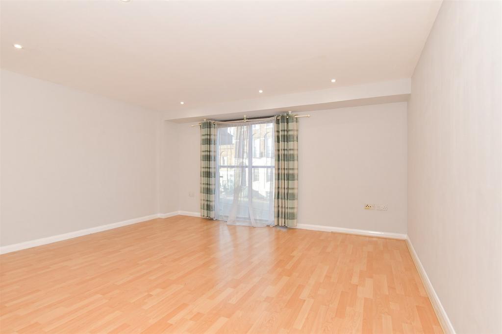 Lounge/Dining Area
