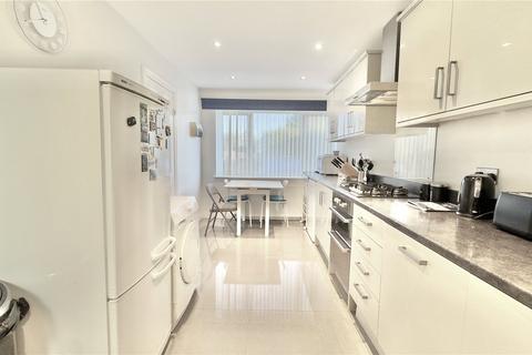4 Pullman Close, Wirral, CH60 1YW